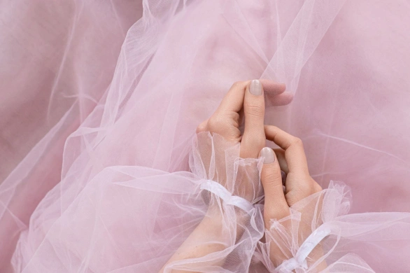 Chiffon nails – nowy trend w stylizacji paznokci podbija Instagram. Łączy minimalizm z nutą glamour