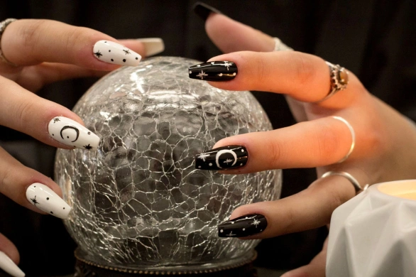 Modne paznokcie na Halloween. Przedstawiamy najciekawsze inspiracje z Pinteresta