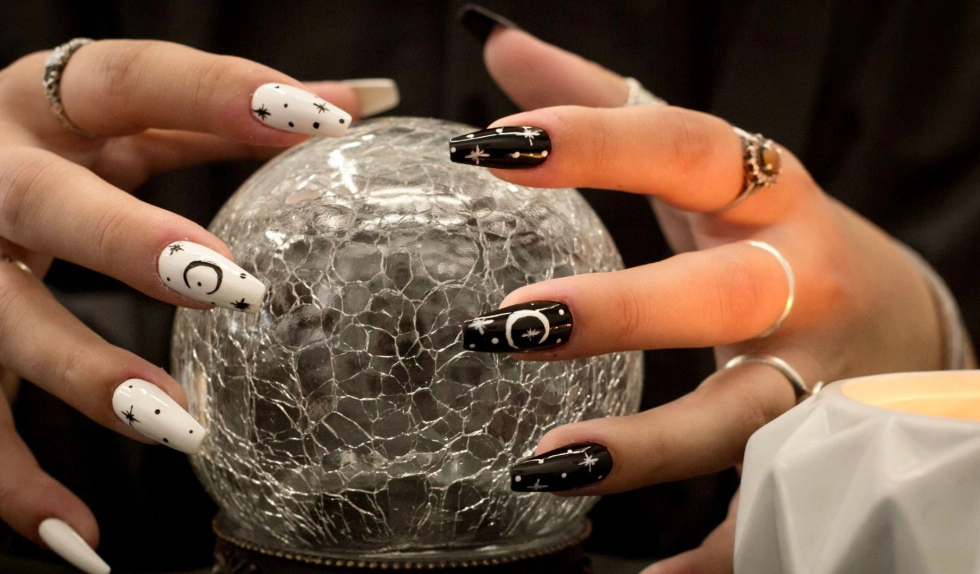 Modne paznokcie na Halloween. Przedstawiamy najciekawsze inspiracje z Pinteresta