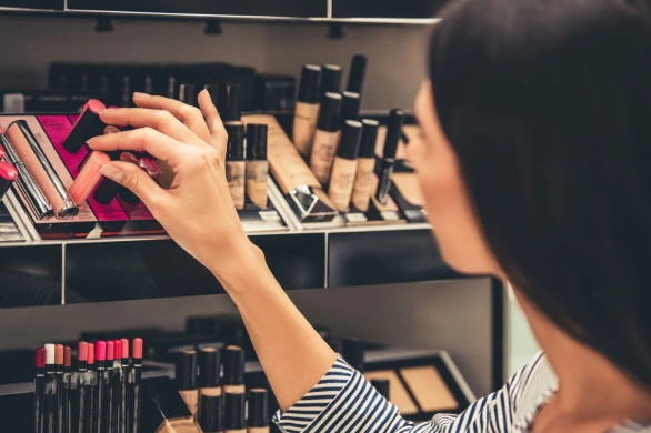 30- latki pokochały tę pomadkę w płynie. Przetrwasz w niej całą imprezę