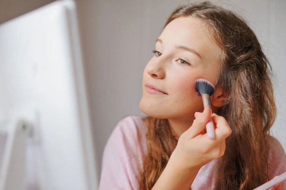 W tym sezonie róż na policzki nakładamy w stylu Marii Antoniny. TikTokerki oszalały na punkcie tego trendu