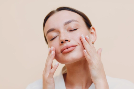 Kosmetyki z mikroigłami to rewolucja w pielęgnacji skóry. Dają efekt liftingu bez wizyty w gabinecie