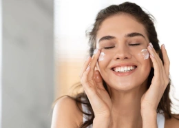 TOP 8 kosmetyków wyrównujących koloryt cery. Te produkty przywracają skórze zdrowy wygląd