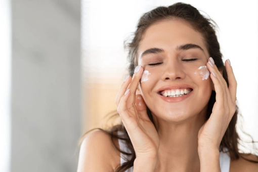 TOP 8 kosmetyków wyrównujących koloryt cery. Te produkty przywracają skórze zdrowy wygląd