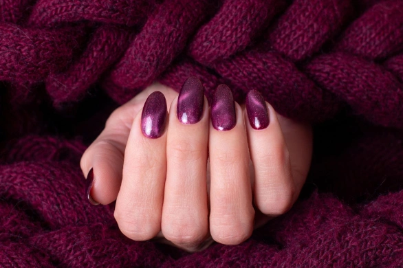 Śliwkowe paznokcie na jesień 2025. 10 inspiracji w kolorze moody plum