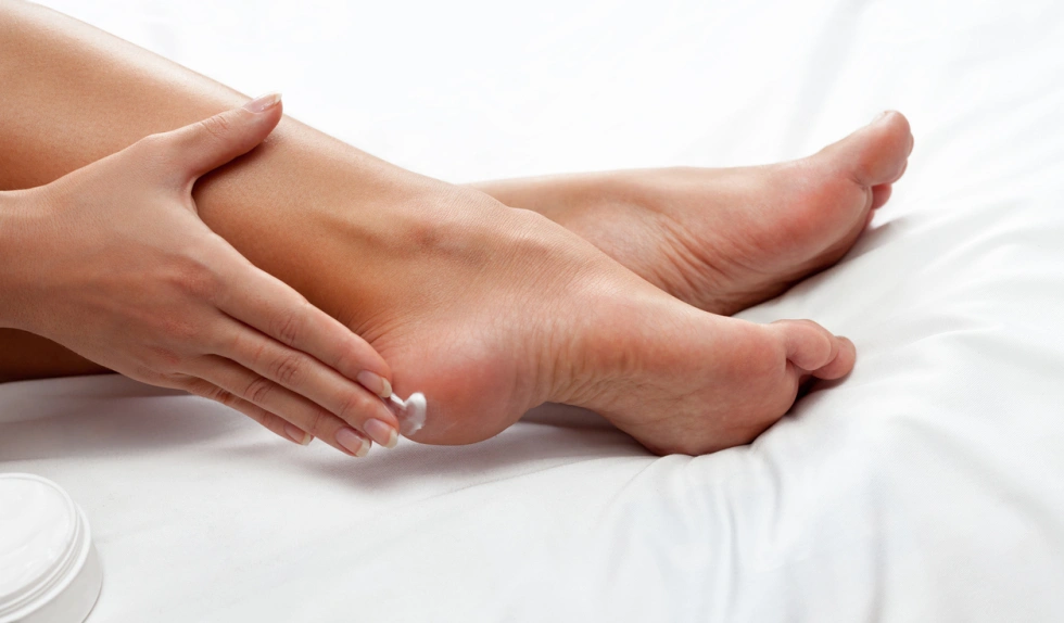 Szorstkie pięty? Zrób ten krem, a rano nie poznasz swoich stóp