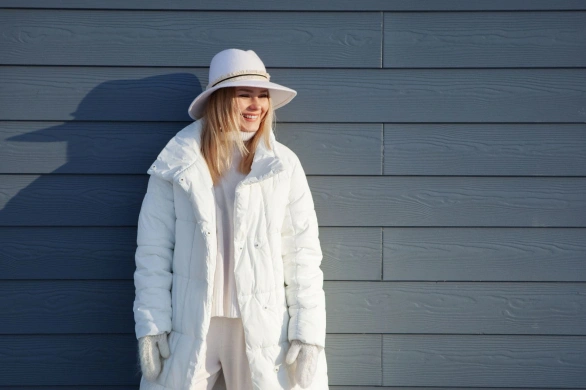 Puchowe kurtki na zimę 2025. Te modele z sieciówek są ciepłe i stylowe