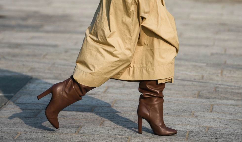 Slouchy boots to najbardziej pożądane buty tej zimy. Zobacz, z czym je nosić
