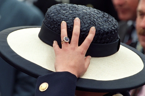 Szafiry są hitem pierścionków zaręczynowych w rodzinie królewskiej. Ekspert wyjaśnił dlaczego