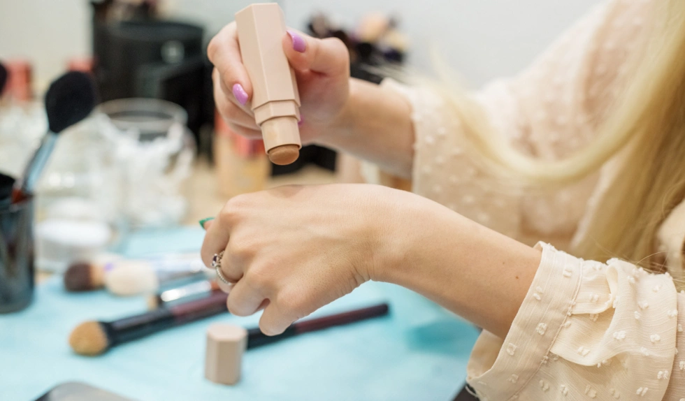 Banalny trik na konturowanie. Makijaż będzie wyglądał obłędnie bez plam