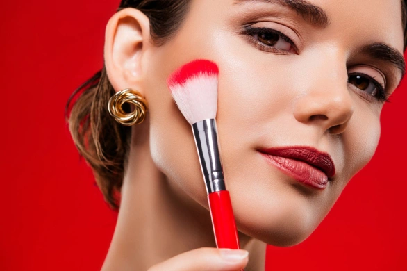 Mistletoe make-up to najmodniejszy makijaż na święta 2025. Jak go zrobić?