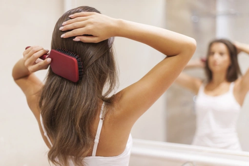 Ten szampon z olejkiem z dzikiej róży nawilża włosy i daje efekt glossy hair