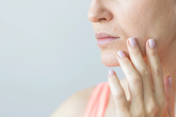 Najskuteczniejszy makijażowy sposób na wygładzenie bruzd nosowo-wargowych