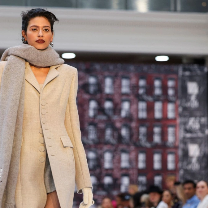 Modelka prezentuje zimową kolekcję ubrań na wybiegu w Londynie.