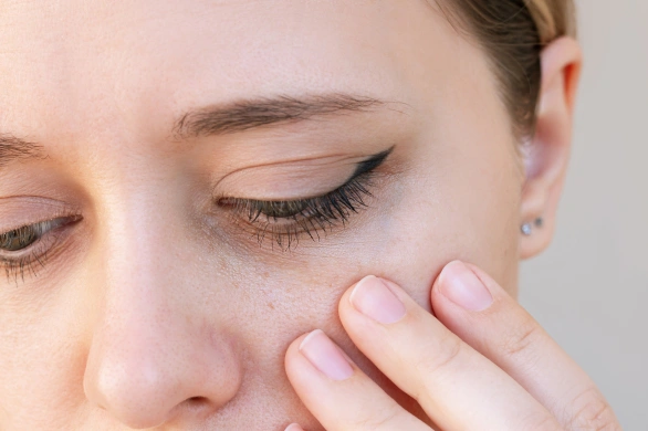 Ten trik sprawi, że korektor nigdy nie podkreśli zmarszczek