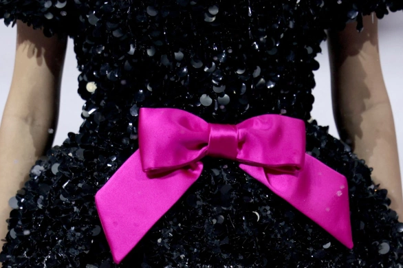 Nie tylko pod choinką: kokardy jako najmocniejszy akcent zimowych stylizacji