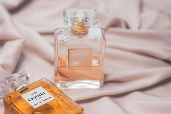 Douglas przecenia kultowe zapachy od Chanel. W ofercie Coco Noir, No 5, Mademoiselle…