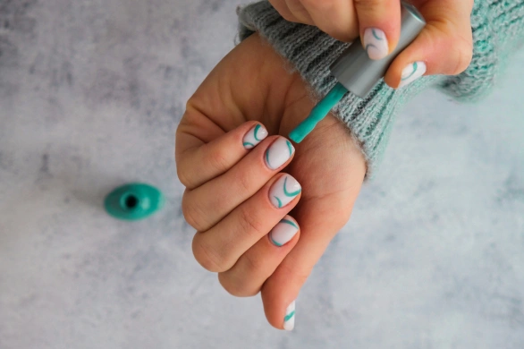 Paznokcie akwarelowe: ta jesienna stylizacja zachwyca