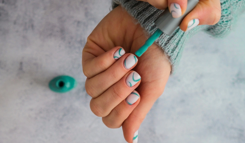 Paznokcie akwarelowe: ta jesienna stylizacja zachwyca