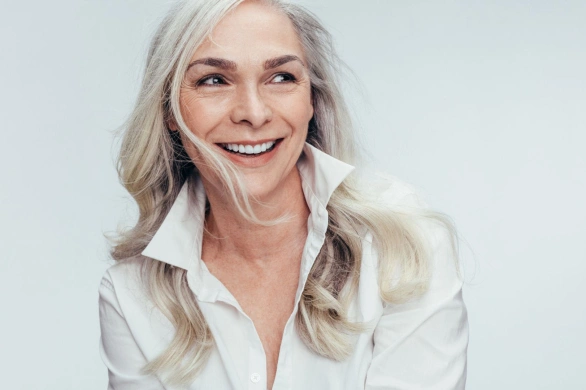 Refleksy w odcieniu greige to koloryzacja, która podbija serca gwiazd. Siwe włosy znowu w modzie