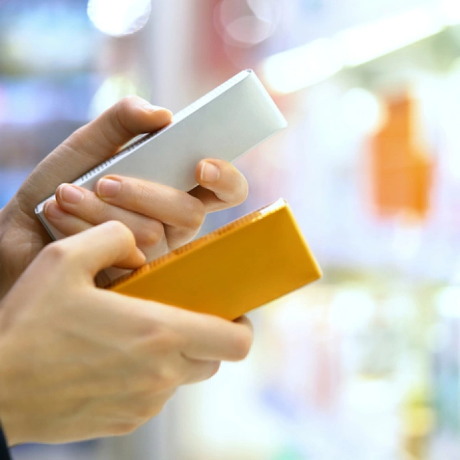 Kobieta stoi przed wyborem kosmetyków w sklepie