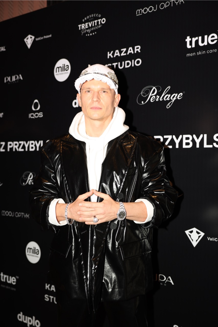 Czapka z daszkiem wkracza na salony! Projektanci nadają jej nowe życie – także Mariusz Przybylski na swoim jubileuszowym pokazie Warm Up 20 – lecie.