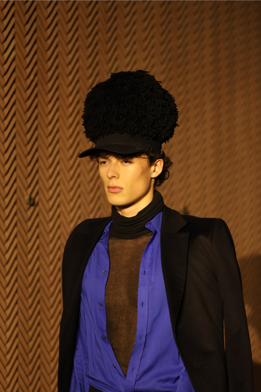 Czapka z daszkiem wkracza na salony! Projektanci nadają jej nowe życie – także Mariusz Przybylski na swoim jubileuszowym pokazie Warm Up 20 – lecie.