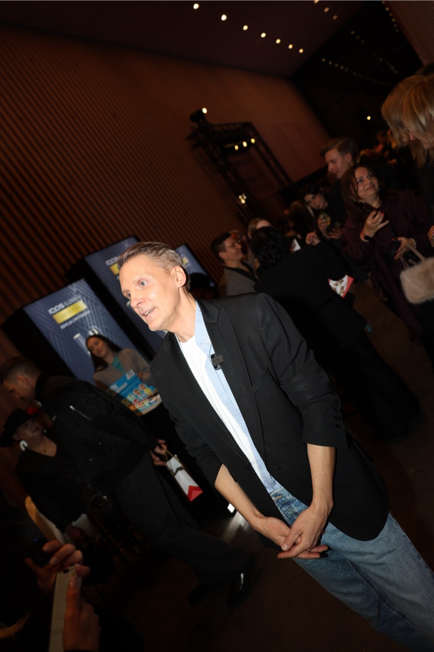 Czapka z daszkiem wkracza na salony! Projektanci nadają jej nowe życie – także Mariusz Przybylski na swoim jubileuszowym pokazie Warm Up 20 – lecie.