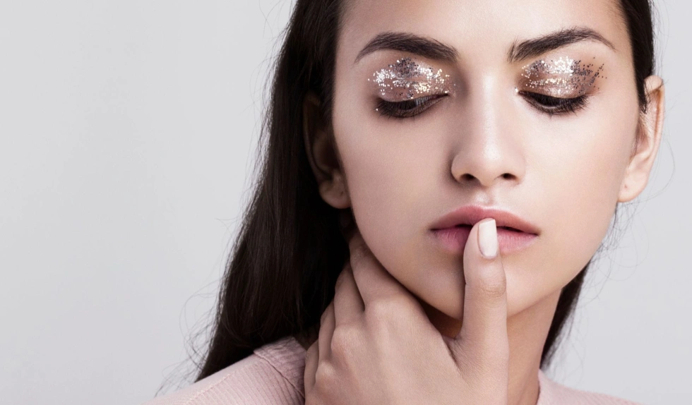 Wybieramy makijaż na Sylwestra 2025/26. 4 trendy, które warto znać