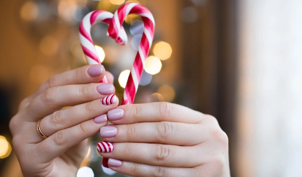 Najpiękniejsze wzory na paznokcie na Święta 2025. Te zdobienia urzekają od pierwszego spojrzenia