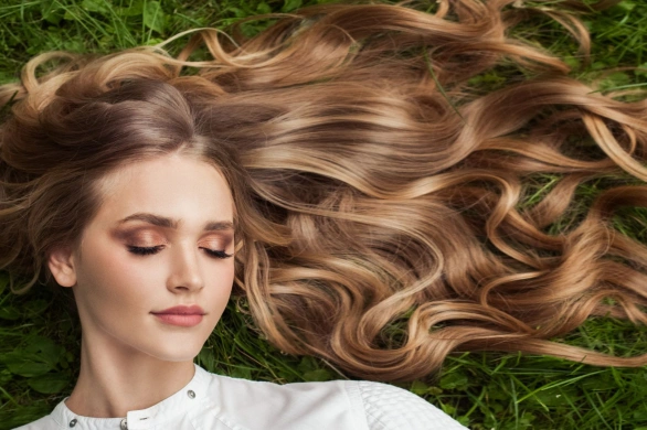 High-shine hair to najnowszy koreański trend beauty. 5 kosmetyków, które pozwolą Ci uzyskać efekt lśniących włosów