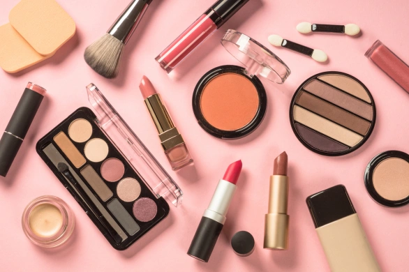 Zestawy prezentowe dla fanek makijażu. 4 mocne inspiracje