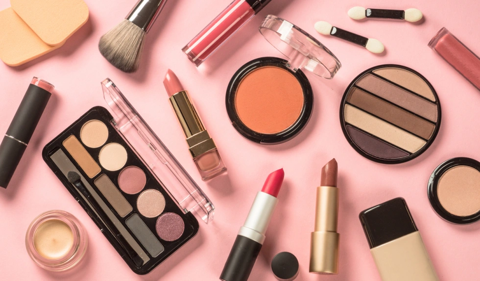 Zestawy prezentowe dla fanek makijażu. 4 mocne inspiracje