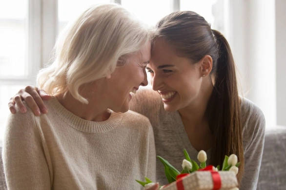 Najpiękniejsze prezenty dla mamy na święta 2025. TOP 8 pomysłów, które ucieszą i wzruszą