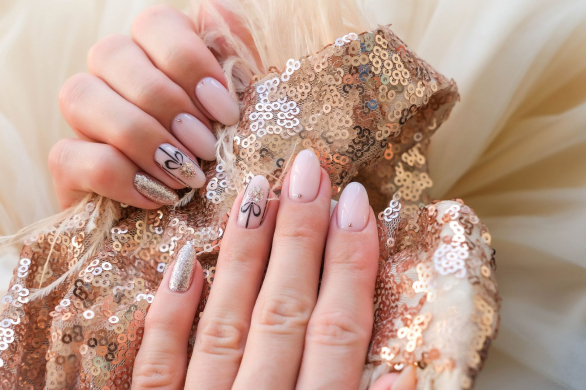 Najpiękniejsze paznokcie na święta i Sylwestra 2025/26. Te pomysły na manicure sprawdzą się przy obydwu okazjach