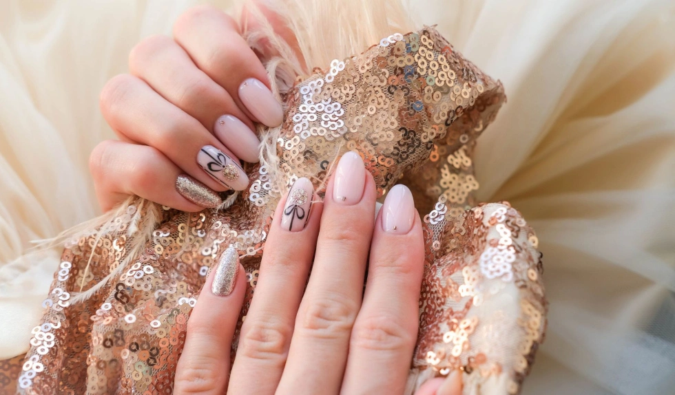 Najpiękniejsze paznokcie na święta i Sylwestra 2025/26. Te pomysły na manicure sprawdzą się przy obydwu okazjach