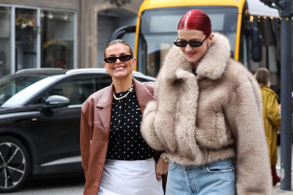 Sztuczne futra zimą 2026 nosimy do sukienek i jeansów. Te modele z sieciówek mają klimat streetwear glam