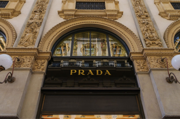 Prada przejmuje Versace. Zmiany, które wstrząsną światem mody