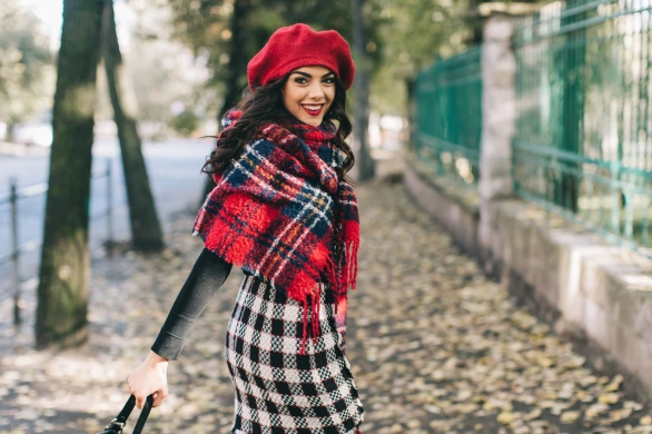 Kratka to najmodniejszy wzór na zimę 2026. Jak ją nosić w stylu winter-chic?