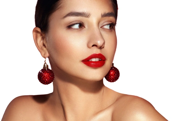 Najpiękniejsze makijaże na święta 2025. 5 pomysłów na make-up idealny