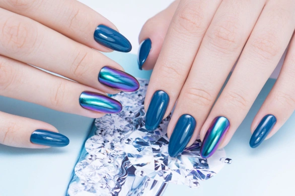 Czas na „frozen chrome nails”, czyli szklista tafla, delikatny brokat i metaliczny efekt