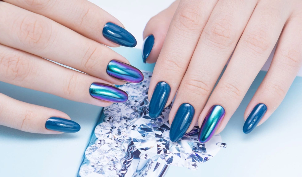 Czas na „frozen chrome nails”, czyli szklista tafla, delikatny brokat i metaliczny efekt
