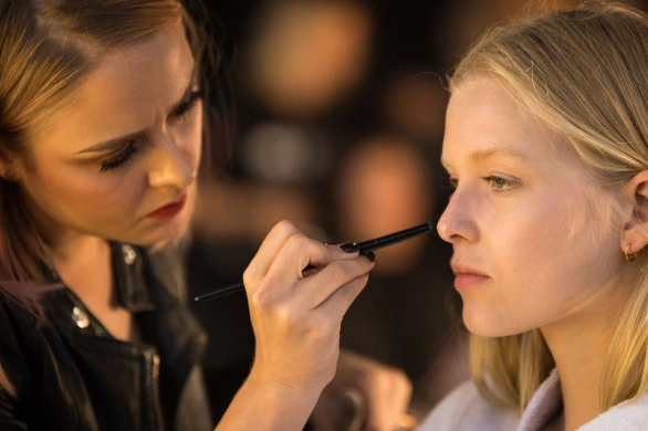 Idealny kontur i blask rodem z Hollywood. Ten duet to gwarancja profesjonalnego makijażu