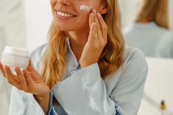 Najlepszy retinol na początek. Jaki kosmetyk wybrać na pierwsze oznaki starzenia się skóry?