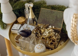 Moja mama ma 60 lat, ja 30. Obie uwielbiamy ten całoroczny zapach z piżmem. Idealny na prezent