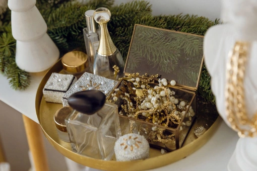 Moja mama ma 60 lat, ja 30. Obie uwielbiamy ten całoroczny zapach z piżmem. Idealny na prezent