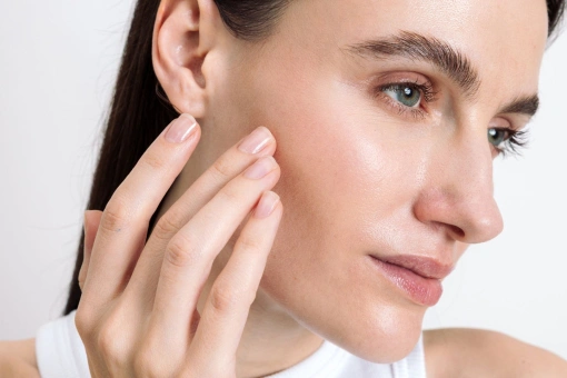 TOP 7 kosmetyków, które wspierają mikrobiom skóry. Przynoszą ukojenie, przywracają równowagę