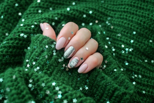 Zielone paznokcie na święta 2025: od tonów igliwia po gustowne wzory