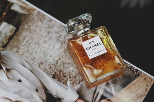 Top 5 eleganckich zapachów dla kobiet 50+. Są idealne na prezent dla mamy