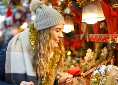 Świąteczne szaleństwo zakupowe. Jak się przed nim bronić?